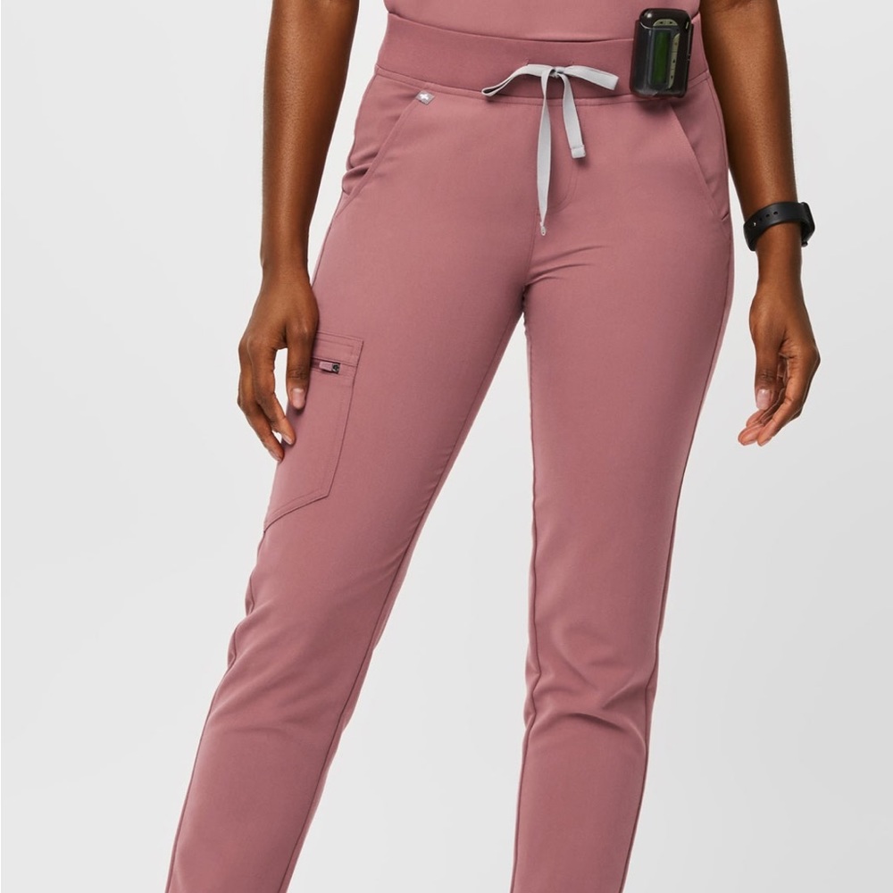 Figs Women’s Zamora jogger scrub pants, medium petite, mauve, used